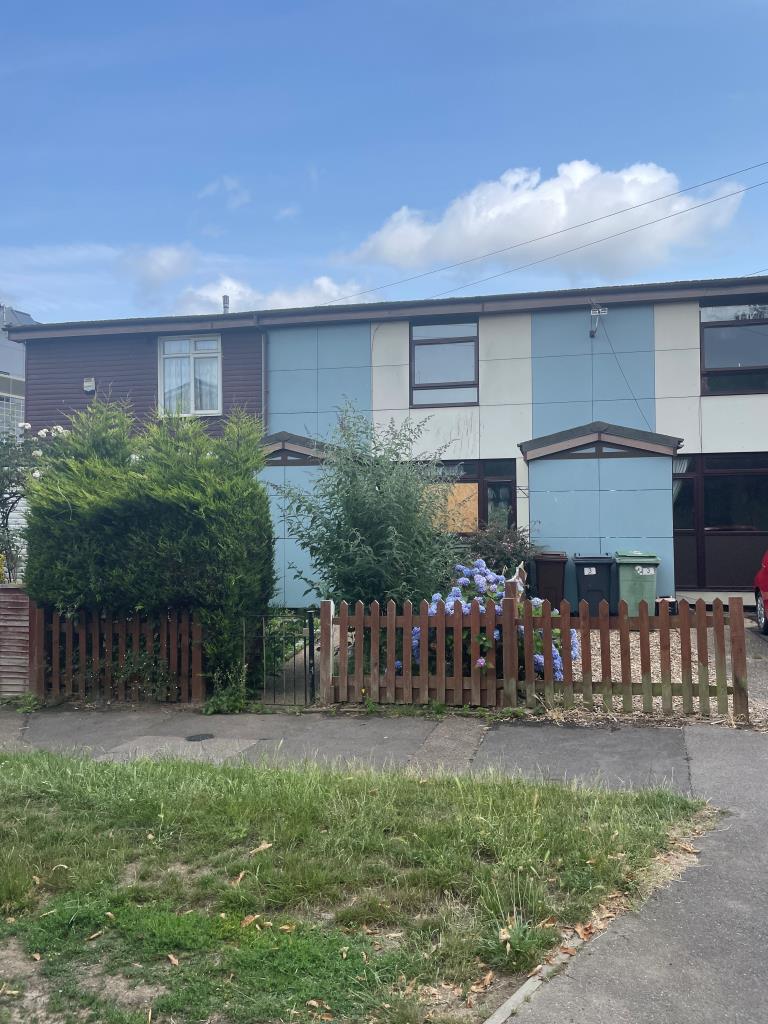 Lot: 119 - MID-TERRACE HOUSE FOR REFURBISHMENT - Mid-terrace, cladded house